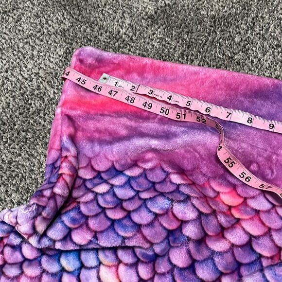 Comfy Tails - Mermaid Throw - Pink and Purple - Picture 3 of 3